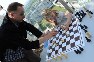 Gipsy der Schachclown erklärt die Spielregeln